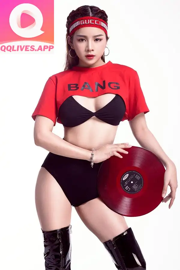 Ảnh hot girl dj mie khoe vú