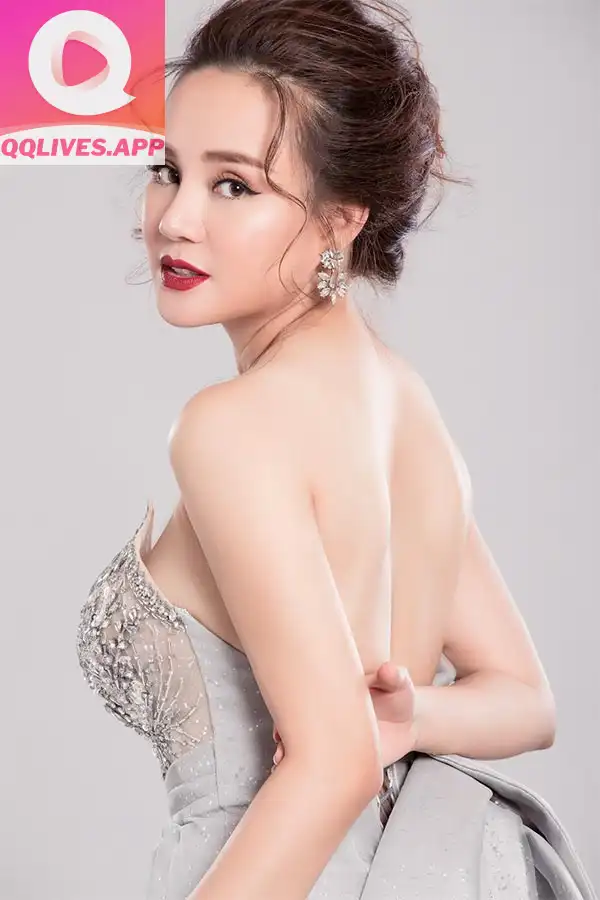 Ảnh hot girl ca sĩ vy oanh tươi tắn